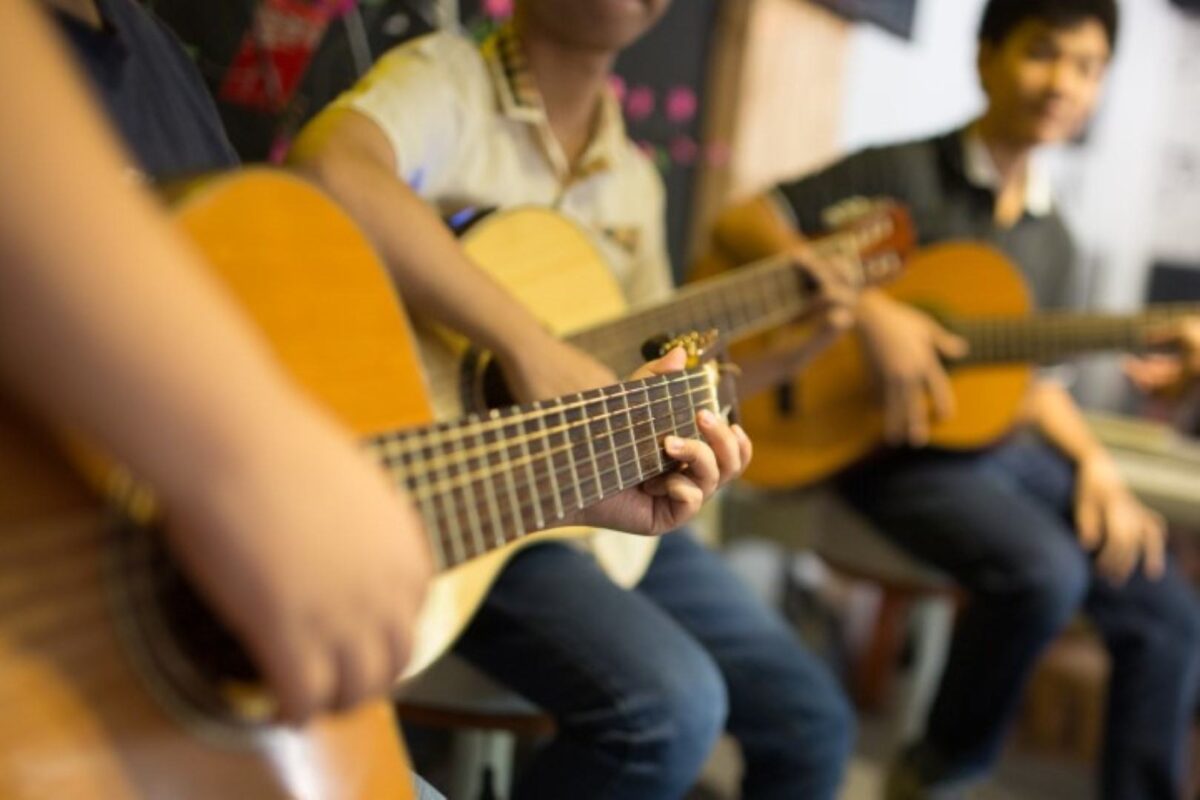 Trẻ em có thể học Guitar từ 07 tuổi